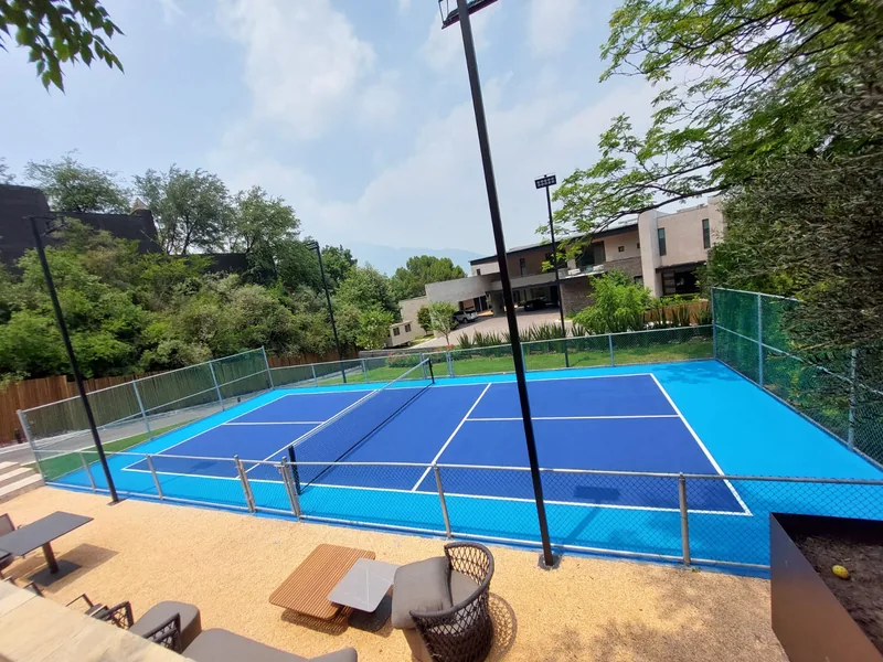 Cancha de pickleball con pintura acrílica deportiva en Monterrey aplicada por PLAYKO
