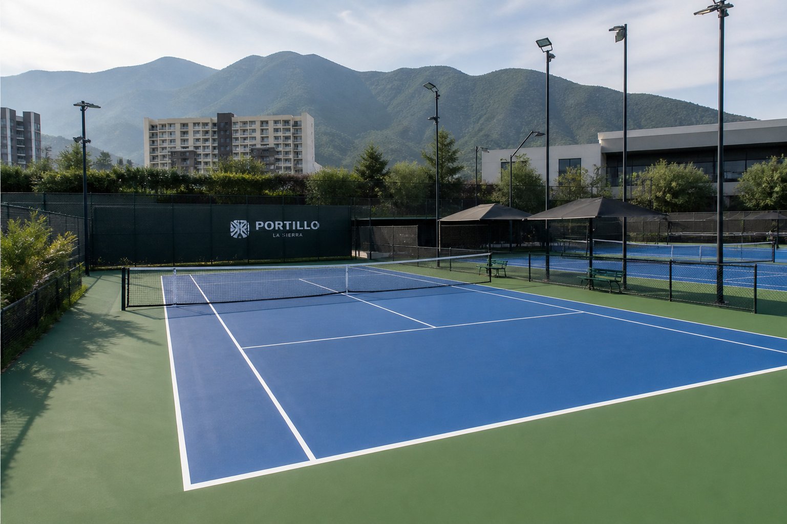 Cancha de tenis profesional pintada en Monterrey con superficie resistente a calor extremo por PLAYKO