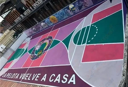 Cancha en Mérida, Yucatán, con mural y diseño multicolor pintada por PLAYKO