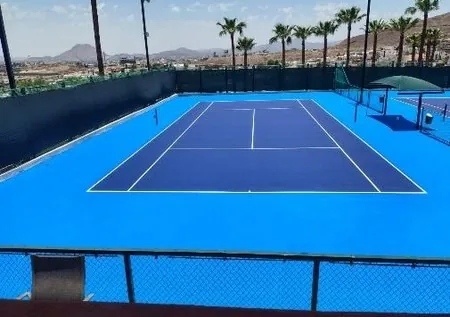 Cancha de tenis del Club de Golf San Francisco, Chihuahua, pintada por PLAYKO