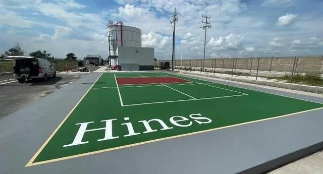 Cancha con el logotipo corporativo de Hines pintado por PLAYKO
