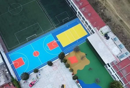Vista aérea de las canchas del Instituto Metepec, Estado de México, pintadas por PLAYKO